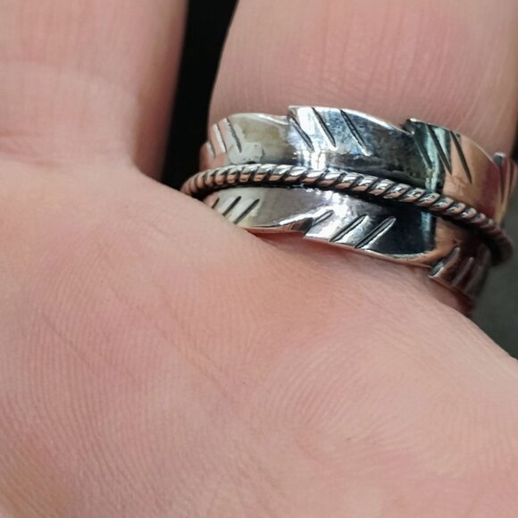 Signed MJ Sterling Silver Orange Spiny Oyster Shell Feather Adjustable Ring - Picture 4 of 8